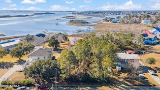 4 Watts Landing Rd, Hampstead, NC 28443