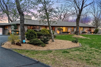 15 N Hill Dr, Floyds Knobs, IN 47119