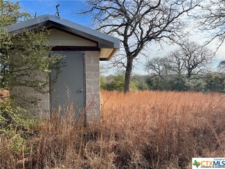 209 Flash Cir, Luling, TX 78648