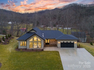 90 Bridgeway Dr, Candler, NC 28715