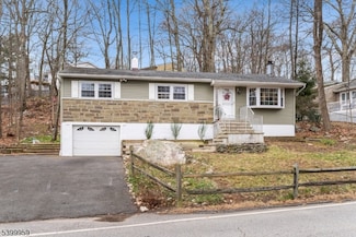 66 Sutton Trail, Hopatcong, NJ 07843