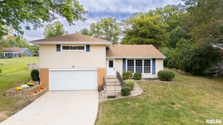 205 Country Club Dr, Pekin, IL 61554