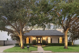 1805 Country Club Blvd, Sugar Land, TX 77478