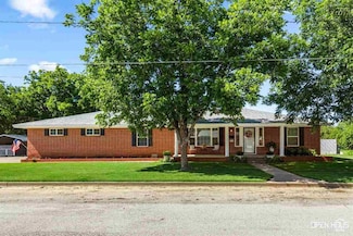 802 W Ikard St, Henrietta, TX 76365
