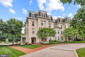 900 N Washington St Unit 304E, Alexandria, VA 22314