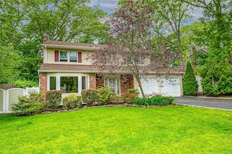 29 Harding St, Smithtown, NY 11787