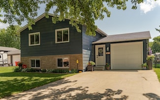 218 Hilldale Ct NW, Byron, MN 55920