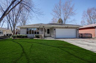 1327 Carol Ln, Naperville, IL 60565