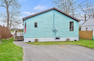 23 Manhattan Park Dr, Pennellville, NY 13132