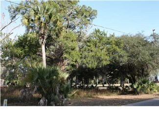 221 7th St, Apalachicola, FL 32320