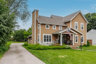 860 S Silver Lake St, Oconomowoc, WI 53066