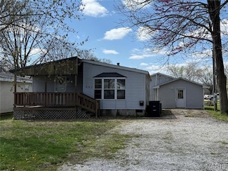 905 N Olive St, Saint Elmo, IL 62458