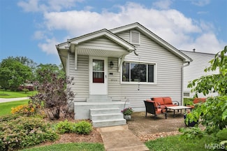 9723 Shuffle Dr, Saint Louis, MO 63123