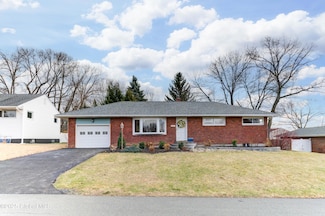 4 Buttercup Ln, Albany, NY 12211
