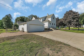 926 Baxter Ave N, Glencoe, MN 55336