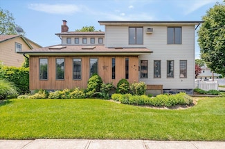 403 S 1st St, Lindenhurst, NY 11757