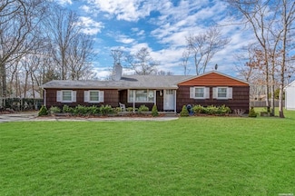 168 W Tiana Rd, Hampton Bays, NY 11946