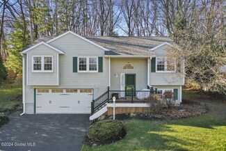 33 Ponderosa Dr, Clifton Park, NY 12065