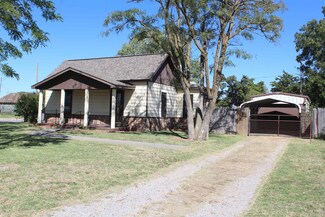 217 W 5th St, Vici, OK 73859