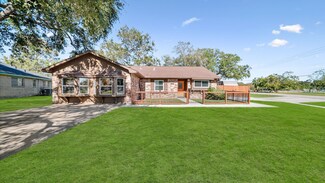 1700 Aspen Ln, Seabrook, TX 77586