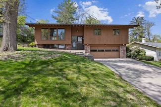 3729 Wenig Rd NE, Cedar Rapids, IA 52402