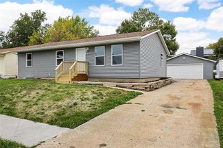 1236 Cress Pkwy, Hiawatha, IA 52233