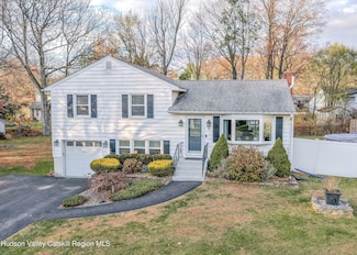 9 Mountain View Ct, Rhinebeck, NY 12572