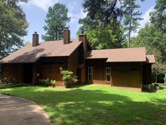 2701 Bentwood Dr, Palestine, TX 75803