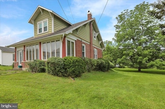 105 S Main St, Lyons, PA 19536