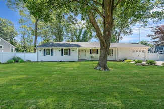 62 Mahogany Rd, Rocky Point, NY 11778