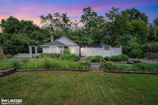 2341 Hester Ct, Keego Harbor, MI 48320