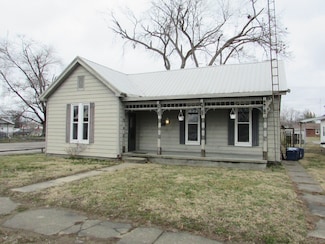 604 5th St, Carmi, IL 62821