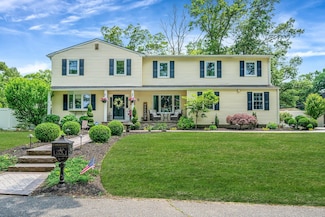 6 Pine St N, Lake Grove, NY 11755