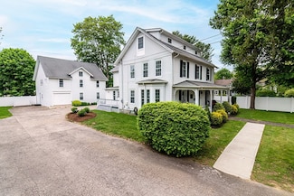 390 Woodruff Ave, Wakefield, RI 02879