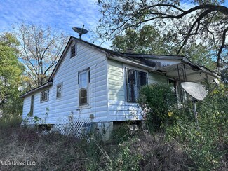 182 Jarrott St, Holly Springs, MS 38635