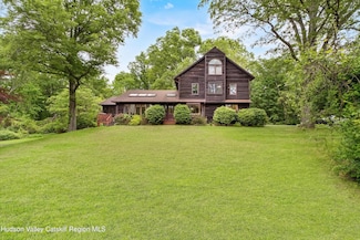 7 Elliotts Ln, Highland, NY 12528