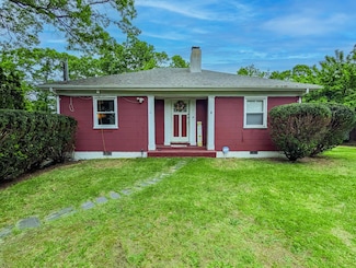 61 Manor Dr, Shirley, NY 11967