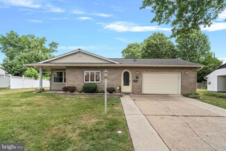 30 Twin Leaf Ln, Levittown, PA 19054