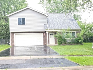 571 White Birch Rd, Lindenhurst, IL 60046
