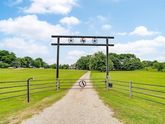 3207 Howard Rd, Waxahachie, TX 75165