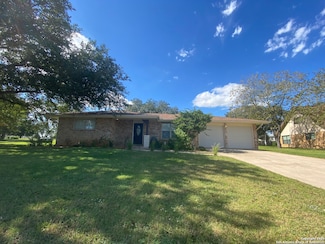 108 Hillcrest Dr, La Vernia, TX 78121