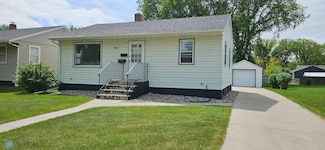 911 16th St N, Moorhead, MN 56560