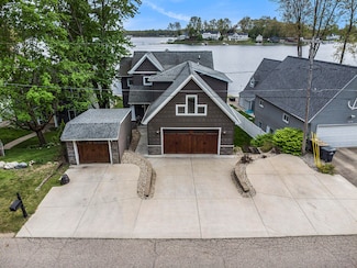 1208 N Eagle Lake Dr, Kalamazoo, MI 49009