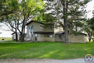 1104 V Rd, Eureka, KS 67045