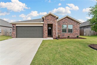 907 W Cottonwood St, Rogers, AR 72758