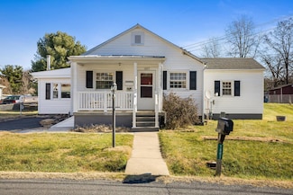1807 Orchard Ln, Staunton, VA 24401