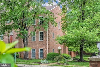 2 S Manchester St, Arlington, VA 22204