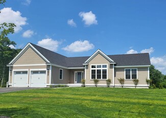 2 Mockingbird Ln, Kennebunk, ME 04043