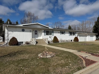 103 8th St SW, Roseau, MN 56751