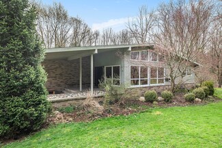 833 E Gull Lake Dr, Augusta, MI 49012
